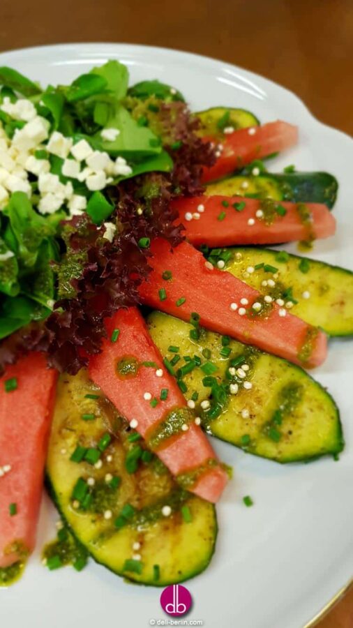 Zucchini-Melonen-Salat mit Feta & Minze-Pesto