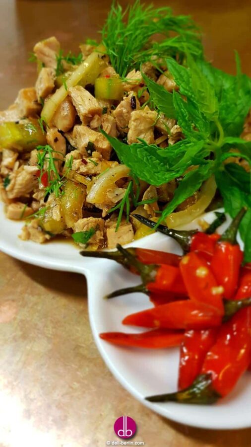 Laotischer Gaumenschmaus: Knackiger Laap-Salat mit Putenfleisch