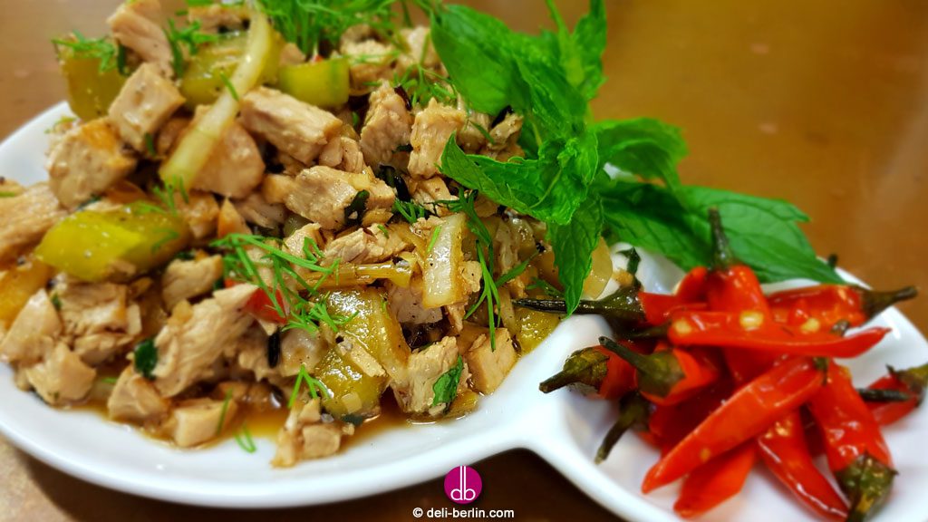 Laotischer Gaumenschmaus: Knackiger Laap Salat mit Putenfleisch