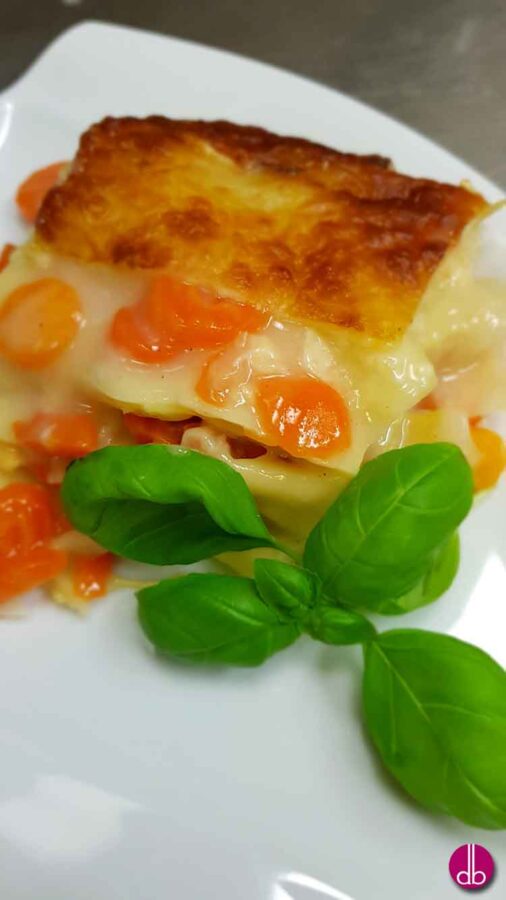 Spitzkohl-Karotten-Lasagne mit Salbei und Muskatnuss