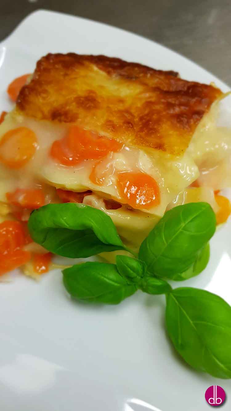 Spitzkohl-Karotten-Lasagne mit Salbei und Muskatnuss