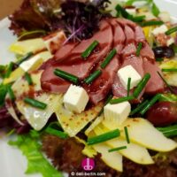 Alfresco-Entensalat mit Birne, roten Trauben und Feta