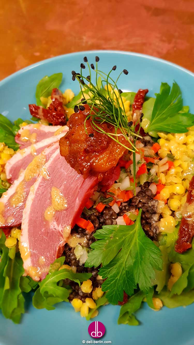 Geräucherte Entenbrust auf Linsensalat mit Aprikosen-Tomaten-Chutney