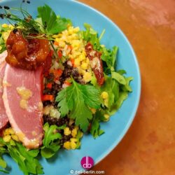 Geräucherte Entenbrust auf Linsensalat mit Aprikosen-Tomaten-Chutney