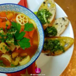 Winter-Minestrone mit Knoblauch-Pesto-Bruschette