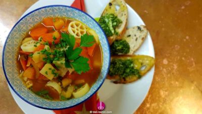 Winter-Minestrone mit Knoblauch-Pesto-Bruschette