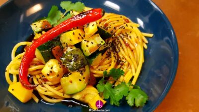 Veganes Kung-Pao mit Zucchini - Ein Feuerwerk der Aromen auf Reisnudeln