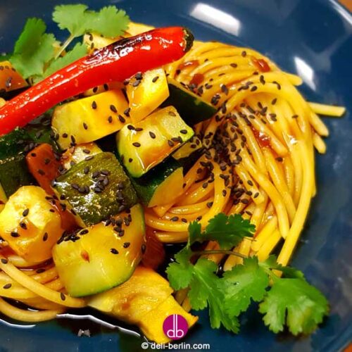 Veganes Kung-Pao mit Zucchini - Ein Feuerwerk der Aromen auf Reisnudeln