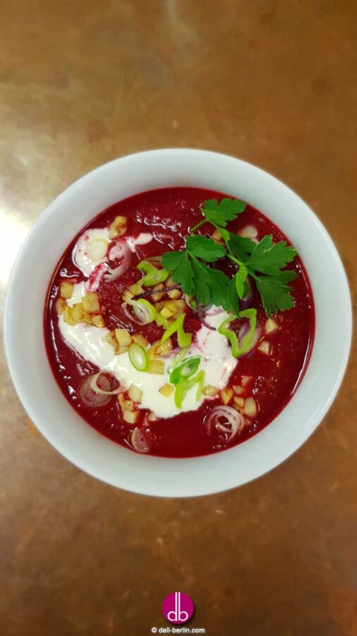 Rote-Bete-Suppe mit Kartoffel-Croutons und Meerrettich-Swirl