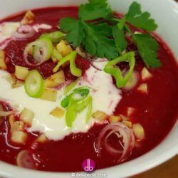 Rote-Bete-Suppe mit Kartoffel-Croutons und Meerrettich-Swirl
