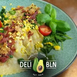 Ravioli mit Steinpilzen, Mimosa-Ei und Parmesankrokant