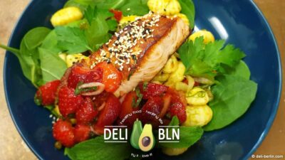 Gnocchi-Bowl mit Lachs und Erdbeeren