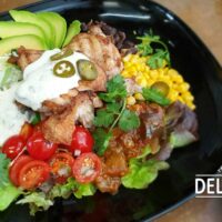 gegrilltes Koriander-Limetten-Hähnchen auf einer Reis-Bowl