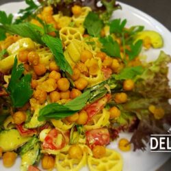 Nudel-Kichererbsen-Salat mit cremigem Tahini-Dressing