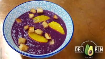 Rotkohl-Apfel-Süppchen mit duftenden Zimt-Croûtons