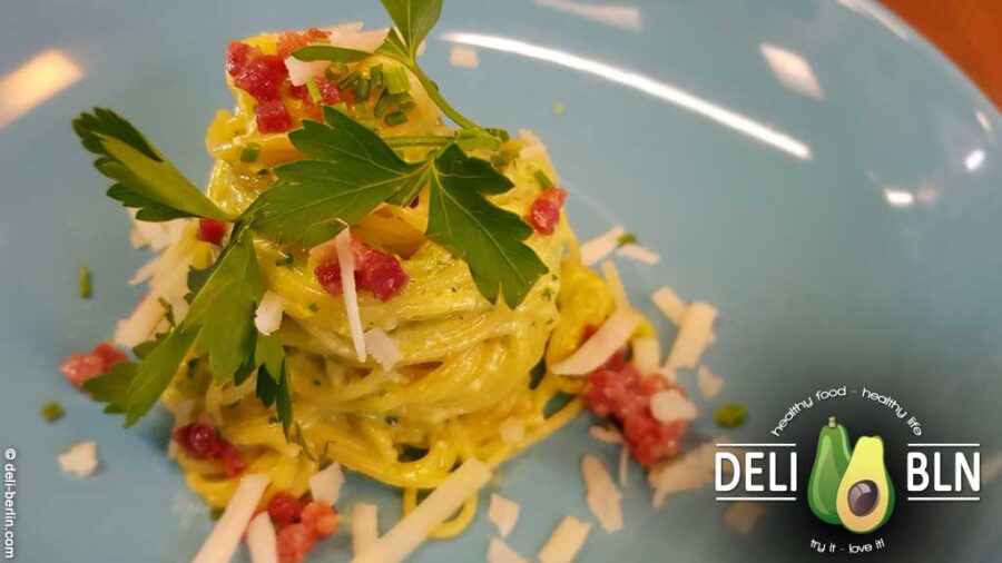 Spaghetti Frankfurter-Carbonara - kräuter-grüne Alternative zum italienischen Klassiker