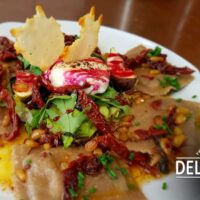 Dinkelravioli mit Steinpilz-Trüffel-Füllung und karamellisierten Ziegenkäse