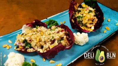 Rezept: Quinoa-Blumenkohlreis mit Mandeln, Pinienkernen auf Radicchio