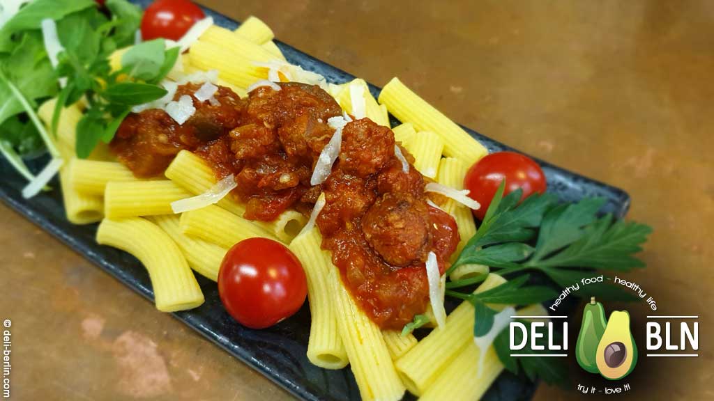 Maccheroncini mit gegrillter Aubergine, Chili und spanischer Chorizo ...