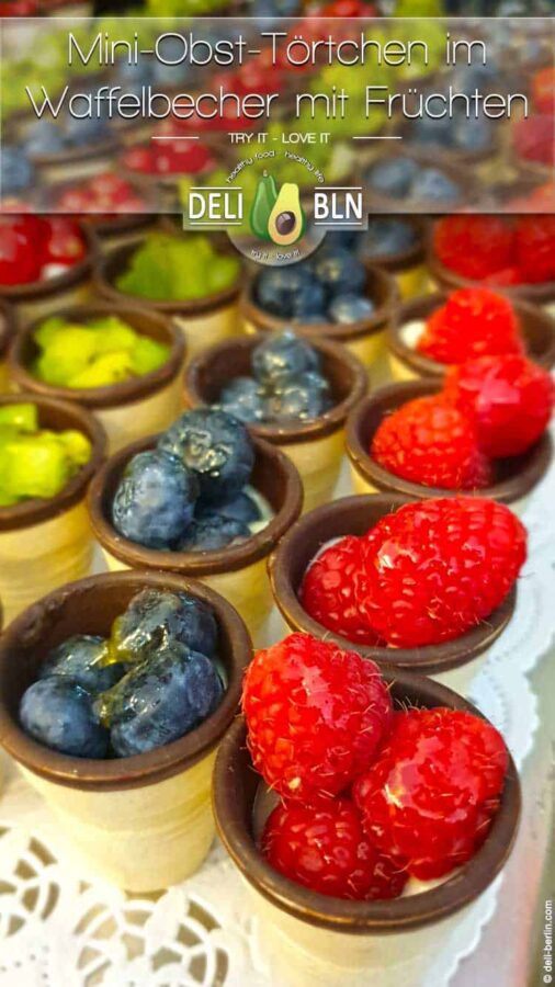 Rezept: Mini-Obst-Dessert mit frischen Früchten im Waffelbecher