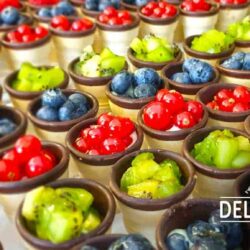 Rezept: Mini-Obst-Dessert mit frischen Früchten im Waffelbecher