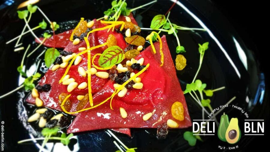 Rote-Bete-Ravioli mit Ziegenkäsefüllung und Pinienkernbutter