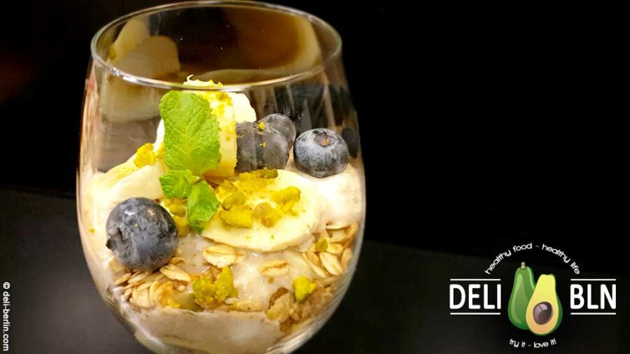 Blaubeer-Haferflocken-Superfood-Frühstücks-Bowl