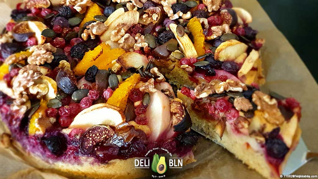 Herbstlicher Früchtekuchen mit Walnüssen und Kernen