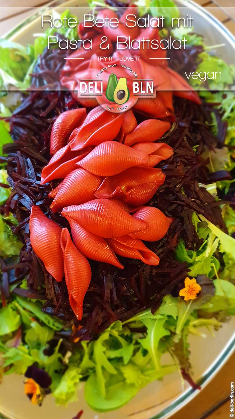Rezept: Blattsalat mit Pink-Pasta und Rote Bete - vegan