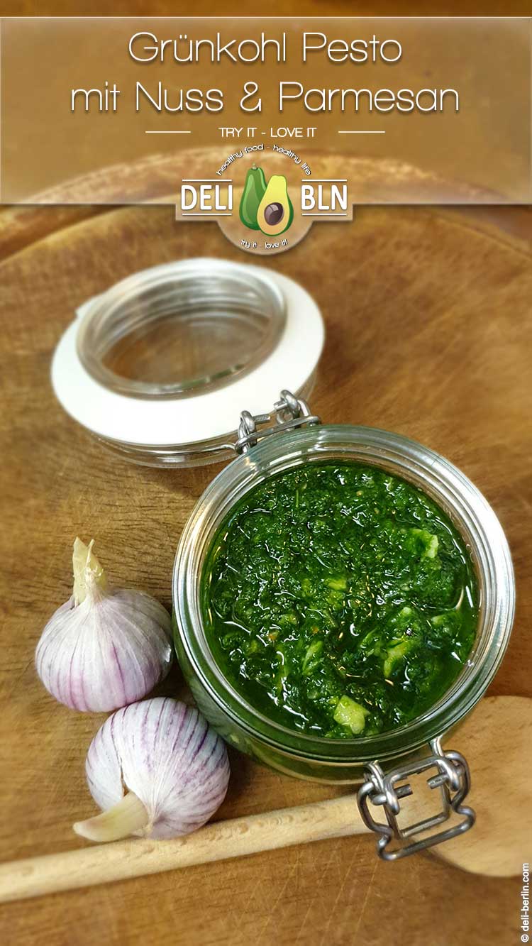 Rezept: Grünkohl Pesto mit Nuss & Parmesan* inkl. veganer Variation