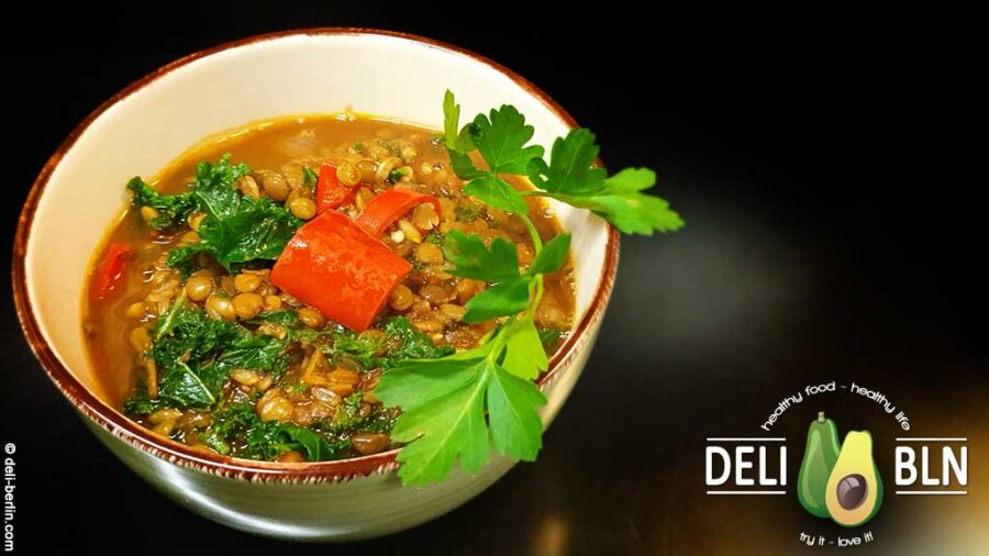 veganer einfacher Eintopf: Linsen-Chili mit Dinkel und Grünkohl -vegan