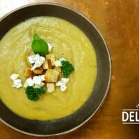 Rosenkohl-Kartoffel-Suppe mit Croûtons und Blauschimmelkäse