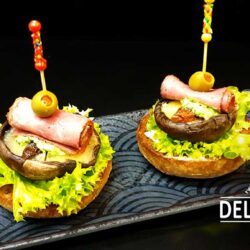 Roastbeef-Röllchen auf Crostini mit Portobello und Mozzarella