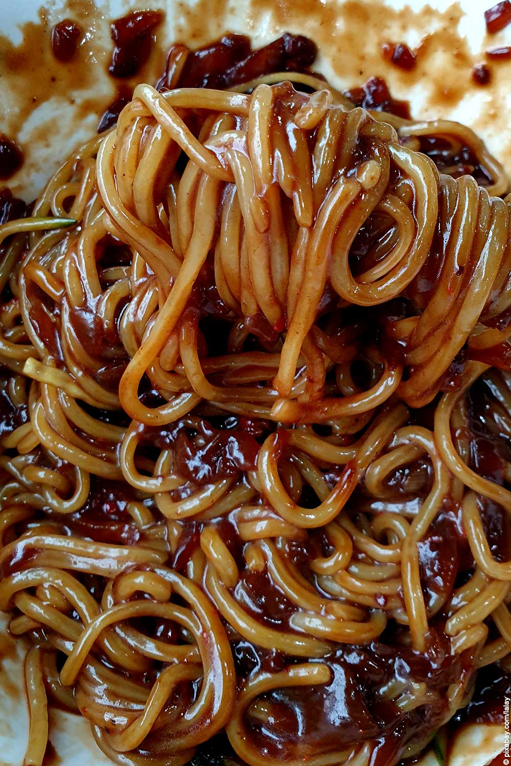 Vegane Jajangmyeon (Nudeln mit schwarzen Bohnen) • Cook &amp; Bloom ...