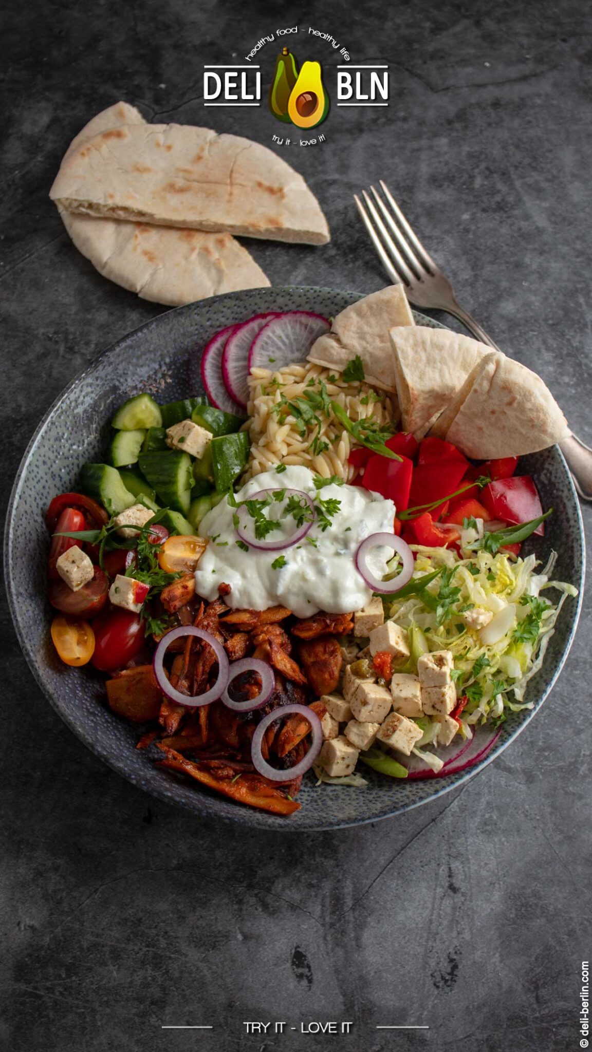Mediterrane Gaumenfreuden – griechische Gyros-Bowl mit Tzatziki