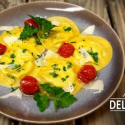 Cappelli di Prete gefüllt mit Bärlauch und Parmesan