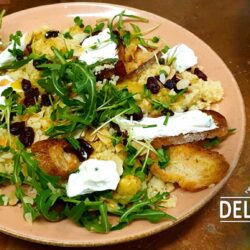 Rauke-Salat mit getrockneten Früchten und Ziegenkäse