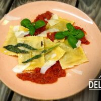 Ravioloni mit Auberginen-Füllung und Tomatensauce