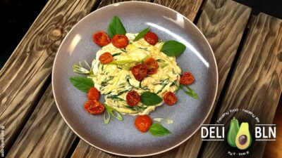 Cremiges veganes Cashew-Alfredo zu Zoodles