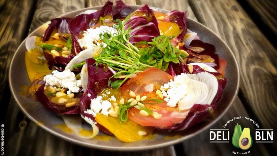 Bete-Fenchel-Radicchio-Salat mit Pinienkernen & Feta