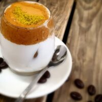 Veganer Dalgona-Kaffee aus Kokosmilch - koreanischer Eiskaffee