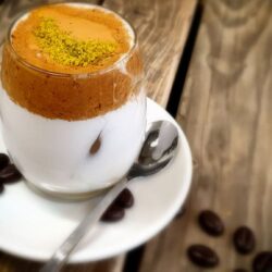 Veganer Dalgona-Kaffee aus Kokosmilch - koreanischer Eiskaffee
