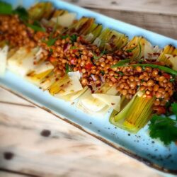 Gebackener Porree mit Zitronen-Linsen