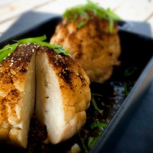 gerösteter Blumenkohl mit Tahini-Sauce und orientalischem Zaatar