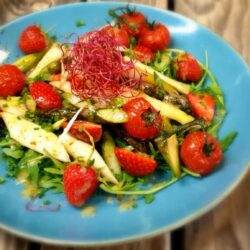 Lauwarmer Spargelsalat mit Erdbeeren und gebackenen Tomaten