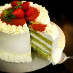 Waldmeistertorte mit frischen Erdbeeren