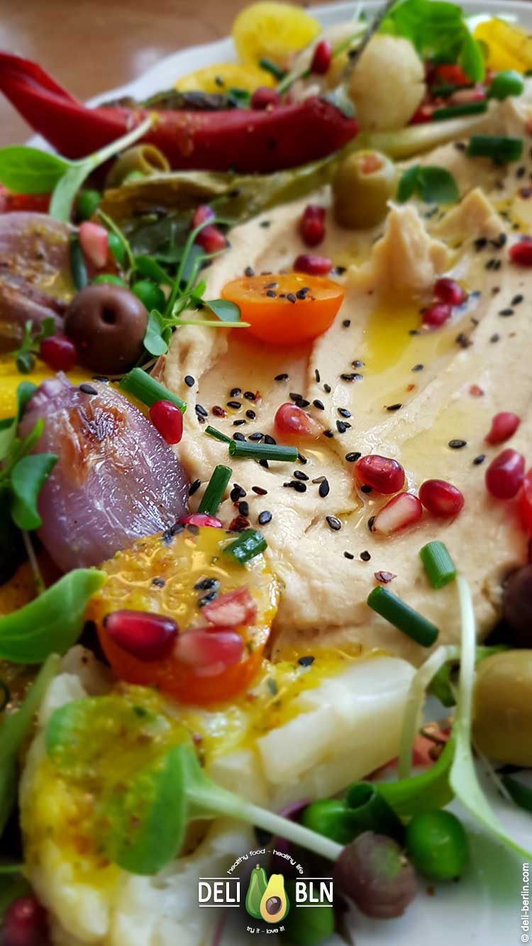 selbstgemachtes Hummus mit gebackenem Ofengemüse