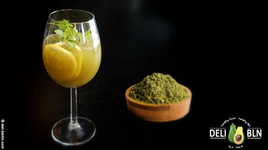 Matcha-Limonade mit Ginger & Basilikum