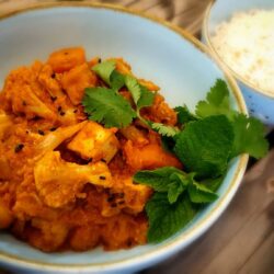 Schnelles veganes Tofu-Blumenkohl-Korma