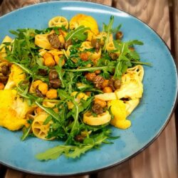 Zitronennudeln mit Blumenkohl, Kichererbsen und Rucola